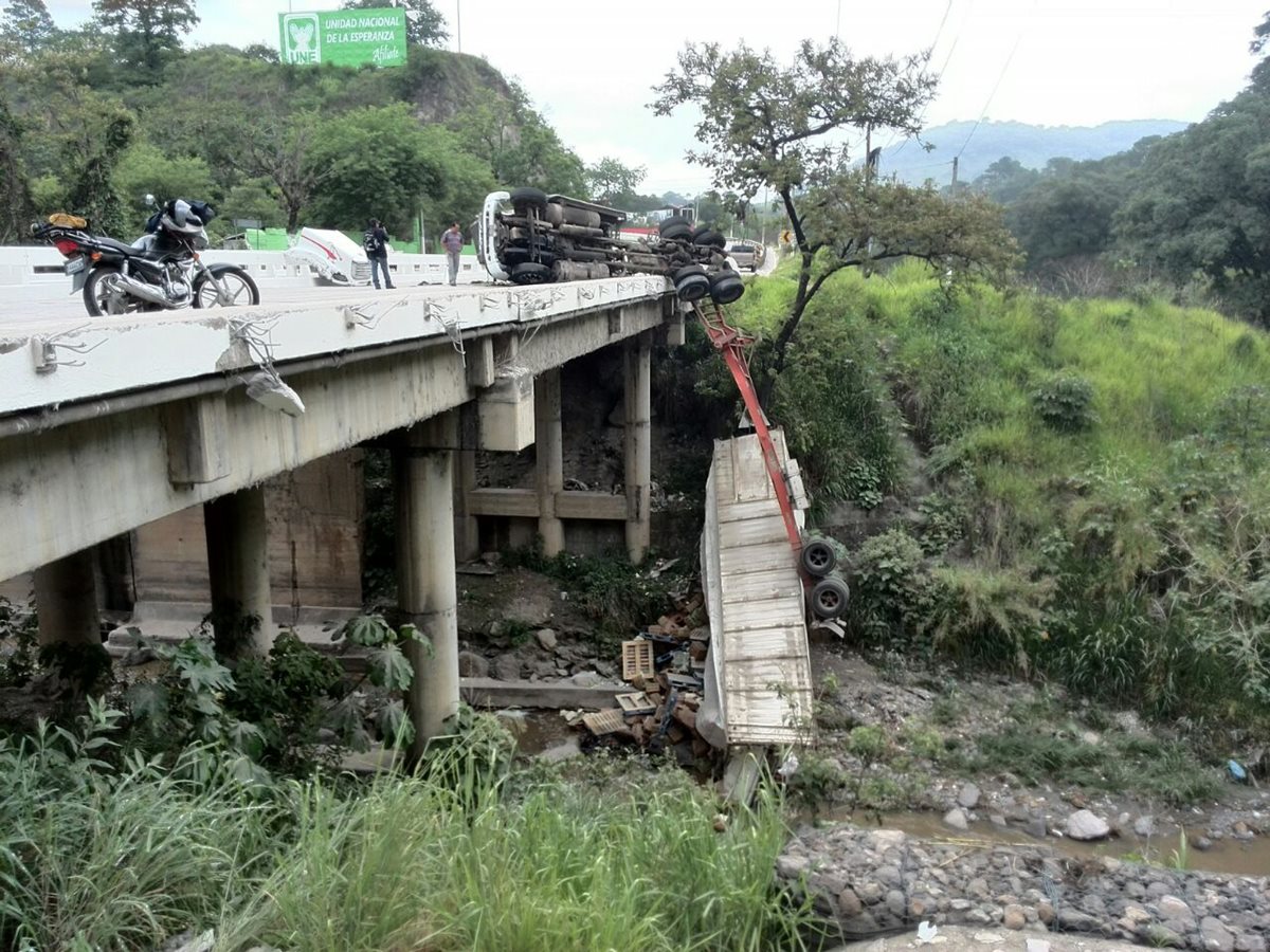 El accidente en el kilómetro 21 ruta al Atlántico provoca un trancón en el tránsito reporta Provial. (Foto Prensa Libre: E. Paredes)