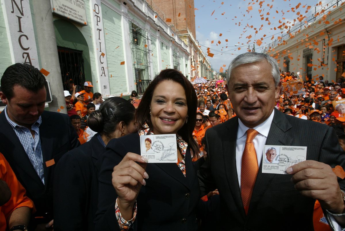 Roxana Baldetti y Otto Pérez Molina muestran las credenciales como binomio presidencial del PP, en 2011. (Foto Prensa Libre: Hemeroteca PL)