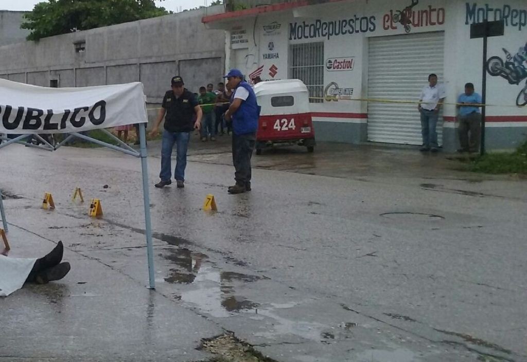 Lugar donde murió baleado el profesional, en San Benito, Petén. (Foto Prensa Libre)