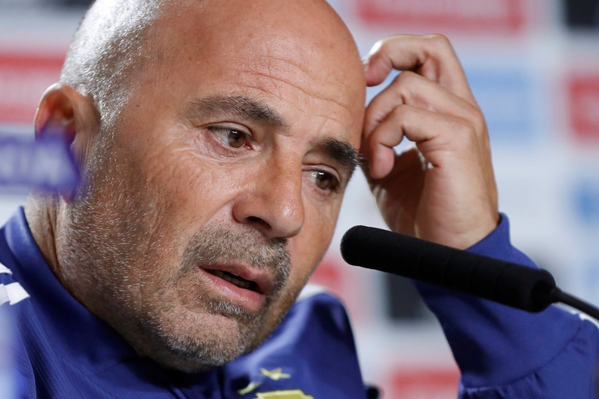 Las críticas en los medios argentinos están enfocadas contra el técnico Jorge Sampaoli. (Foto Prensa Libre: AFP)