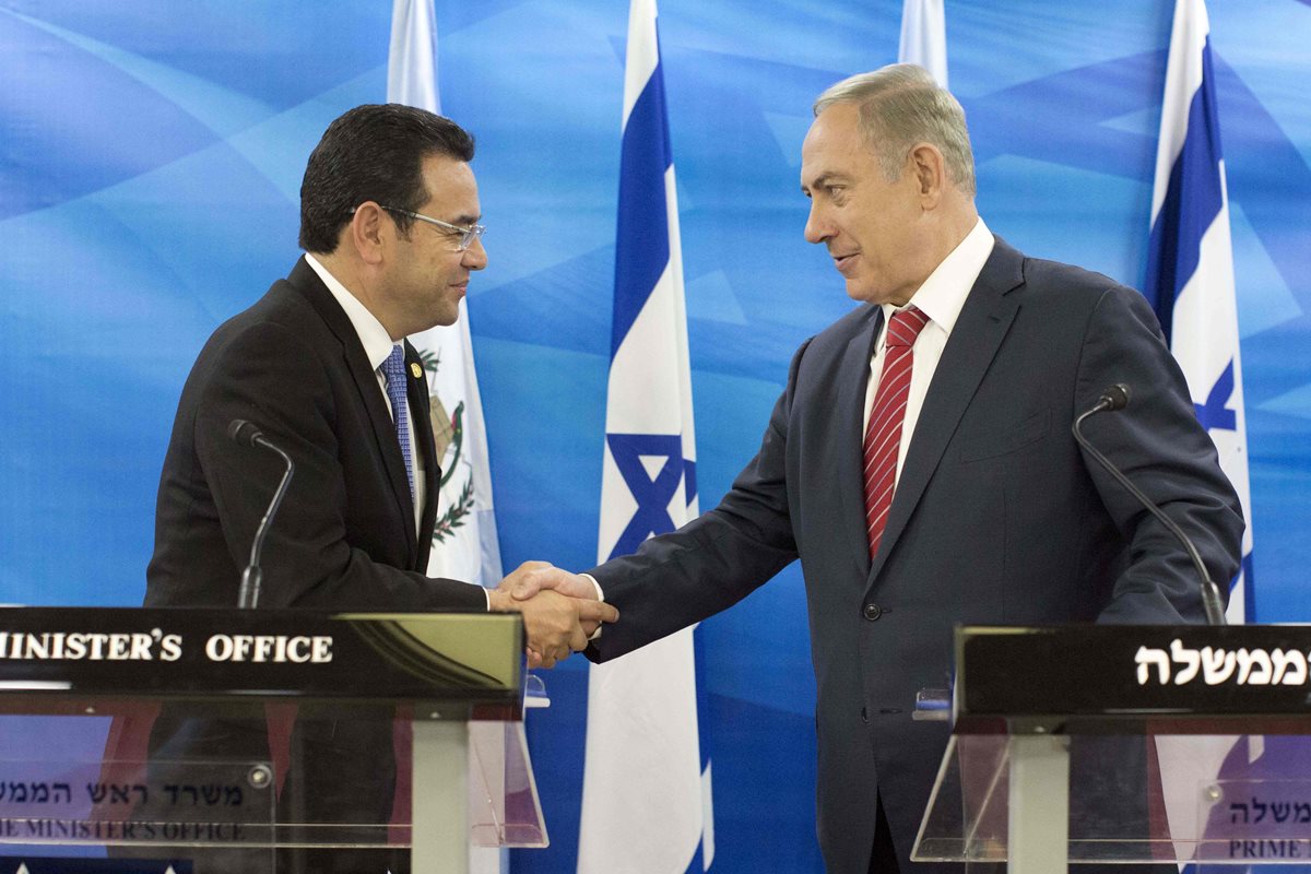 El presidente Jimmy Morales reafirmó los lazos de amistad y cooperación con Israel a través de una visita oficial en 2016. (Foto Prensa Libre: AFP)