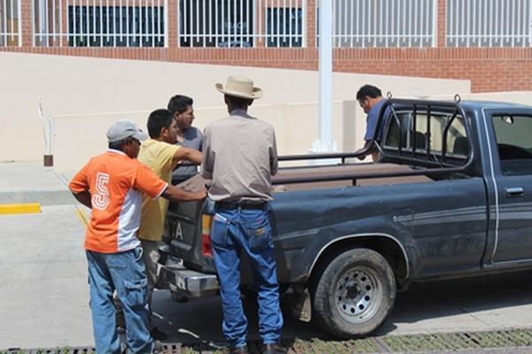 Familiares de los hermanos Gomez Pineda exigen que se investigue el doble crimen. (Foto Prensa Libre: Óscar González).