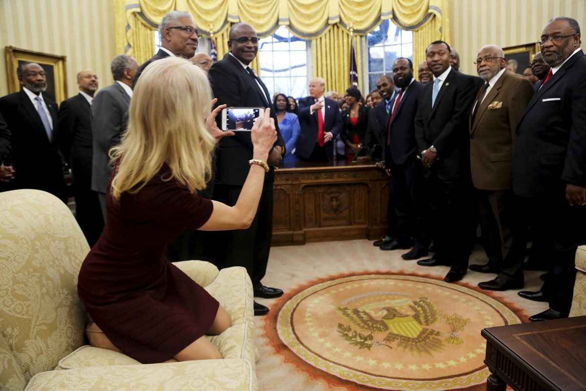 Kellyanne Conway, asesora del presidente Trump, es captada por la Prensa arrodillada en un sofá del Despacho Oval de la Casa Blanca. (Foto Prensa Libre: EFE).