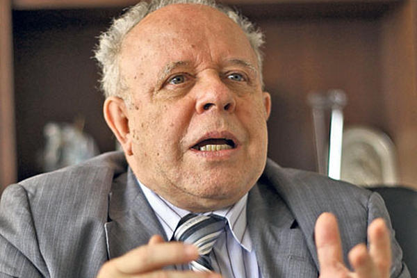 El sacerdote Félix Serrano, en su despacho de la rectoría de la Universidad Mesoamericana, habla del proceso de postulación de magistrados  para la CSJ.