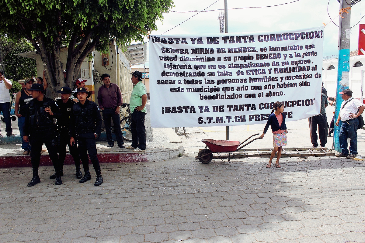 Los inconformes  colocaron mantas  en las que critican los actos de corrupción. (Foto Prensa Libre: José Rosales)