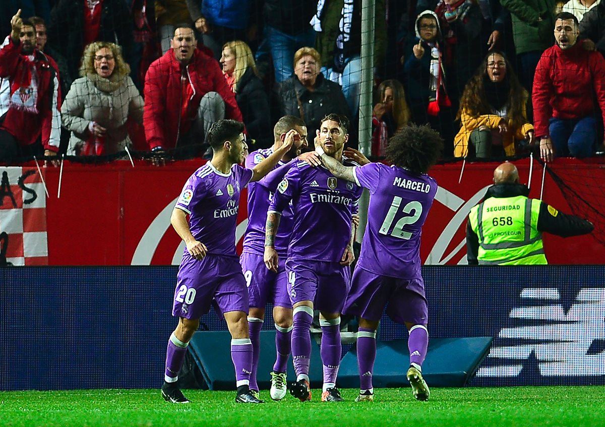 Los jugadores del Real Madrid festejan una de las anotaciones en el juego contra el Sevilla. (Foto Prensa Libre: AFP)