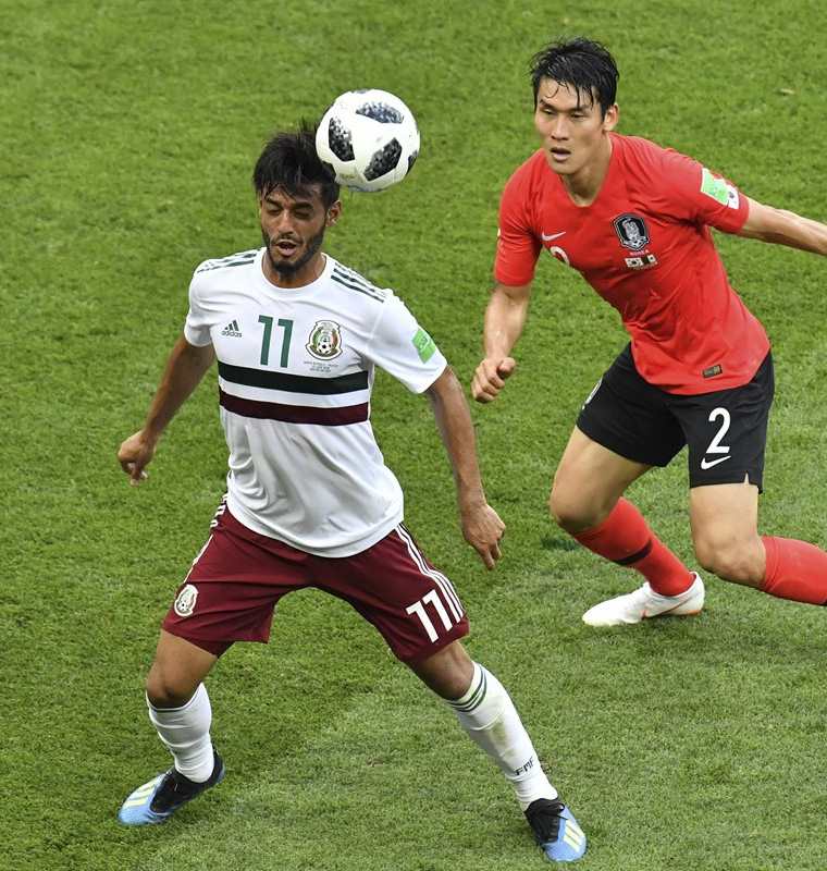 Acción de Carlos Vela, durante el juego entre México y Corea del Sur. (Foto Prensa Libre: AFP)