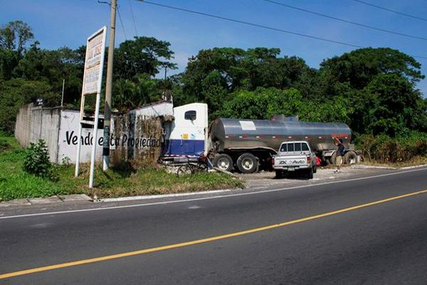 El tráiler se empotró en una vivienda ubicada a la orilla de la ruta al Pacífico, Mazatenango. (Foto Prensa Libre: Omar Méndez)<br _mce_bogus="1"/>