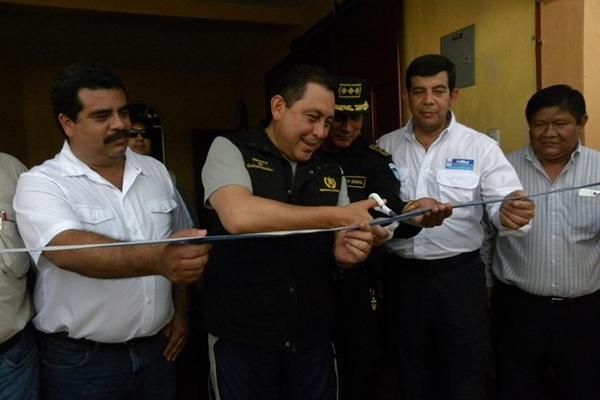 Ministro de Gobernación y autoridades de Suchitepéquez inauguran sede de Panda (Foto Prensa Libre: OMAR MÉNDEZ).