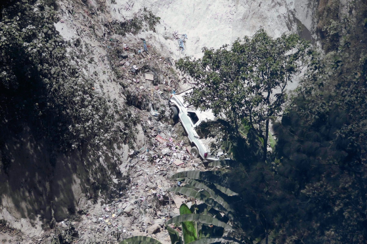 Picop cae en barranco de unos 150 metros de profundidad en aldea Pueblo Viejo, Tecpán. (Foto Prensa Libre: José Rosales)
