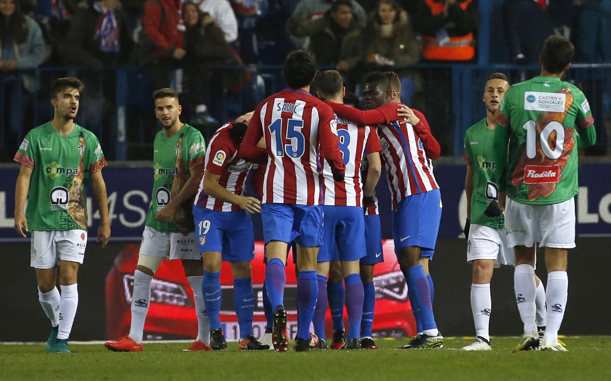 Los jugadores del Atlético de Madrid festejan ante la mirada de decepción de sus similares del Guijuelo. (Foto Prensa Libre: EFE)