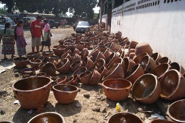 Vendedores de  ollas de barro en   Retalhuleu se quejan de que estas han sido reemplazadas por otros recipientes.