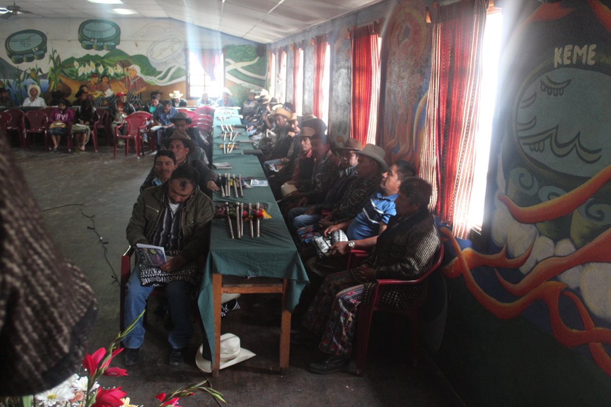 Reunión de autoridades indígenas, en las que se anunció las protestas. (Foto Prensa Libre: Édgar Sáenz).