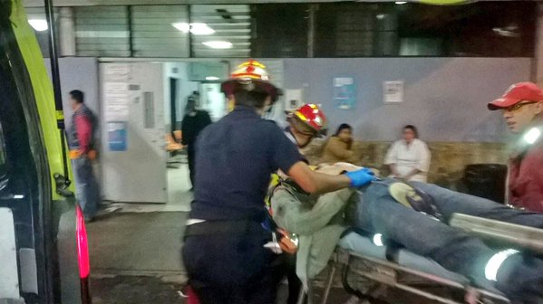 Bomberos Municipales ingresan al Hospital General con heridas de bala a un hombre, atacado en la zona 1. (Foto Prensa Libre: CBM)