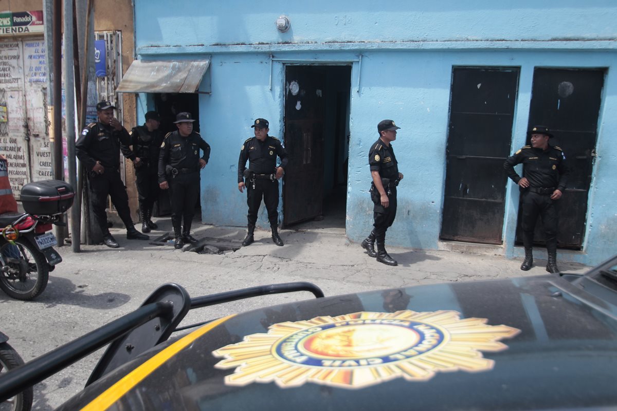 Autoridades de los ministerios del Interior y de Defensa iban a inaugurar el plan de segruidad en departamento de Guatemala, (Foto Prensa Libre: Hemeroteca PL)