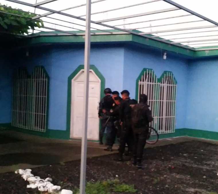 La PNC y el MP acordonan viviendas en varios puntos del país, durante allanamientos contra el narcotráfico. (Foto Prensa Libre: MP)
