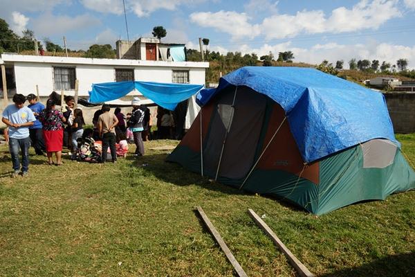 Familias conviven refugiados bajo carpas y nailon. (Foto Prensa Libre: Mynor Toc)