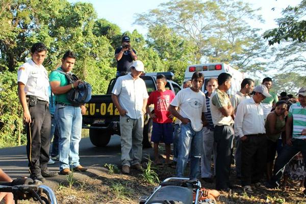 Curiosos observan el cadáver de Luis Felipe Sarat, quien fue encontrado en la ruta entre Champerico y Retalhuleu. (Foto Prensa Libre: Rolando Miranda)