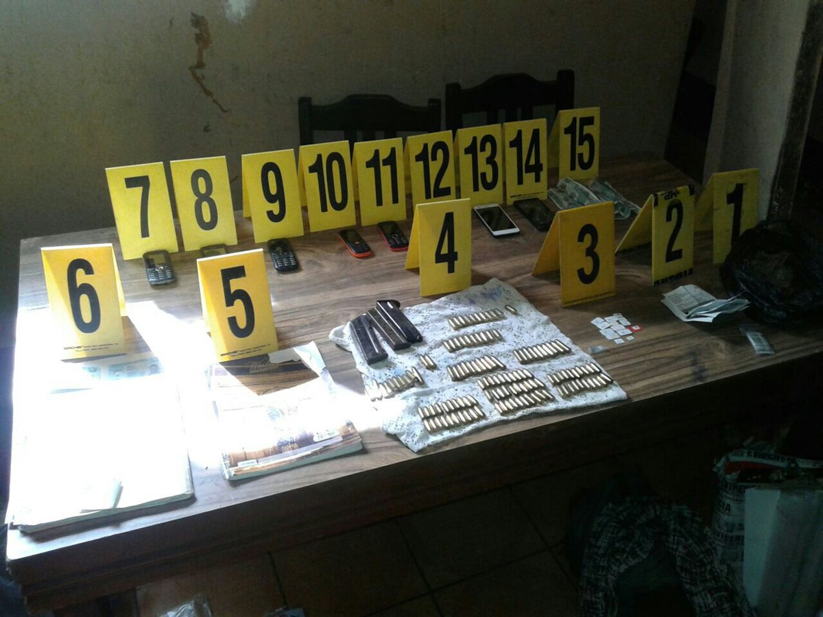 En los allanamientos los investigadores localizaron armas y municiones. (Foto Prensa Libre: Cortesía)