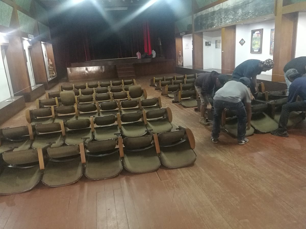 Instalan butacas en el auditórium de la Casa de la Cultura en Xela, donde se proyectarán las películas. (Foto Prensa Libre: Fred Rivera)