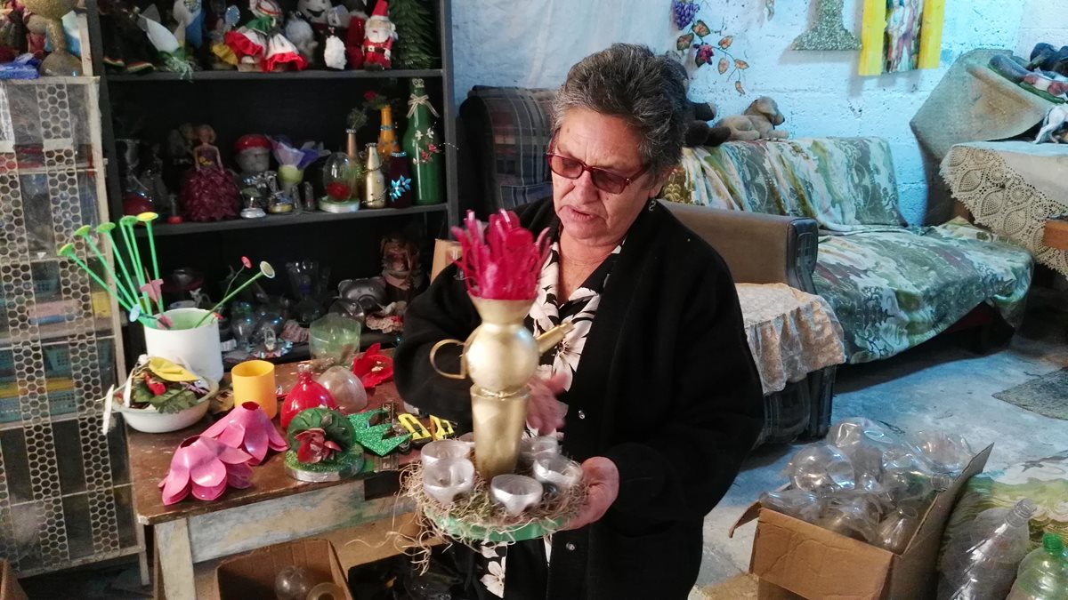 Doña Mati muestra uno de los adornos creados a partir de material reciclable. (Foto Prensa Libre: Hugo Oliva)
