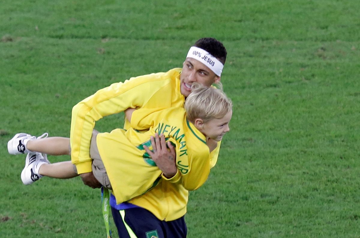Neymar celebra con su hijo Davi Lucca. (Foto Prensa Libre: AP)
