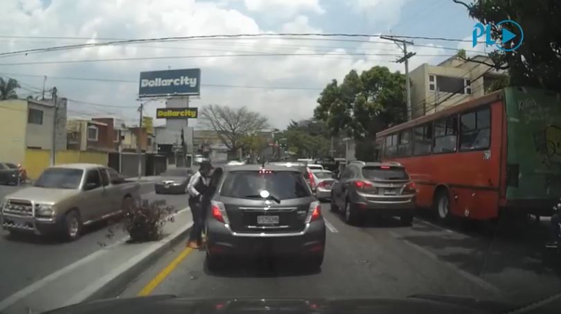 Captura del video donde un delincuente asalta a un automovilista. (Foto: YouTube)