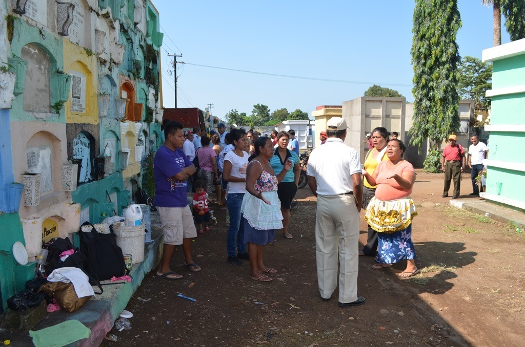 Encargados de cementerio de la cabecera de Retalhuleu desalojan a vendedores informales. (Foto Prensa Libre: Jorge Tizol)