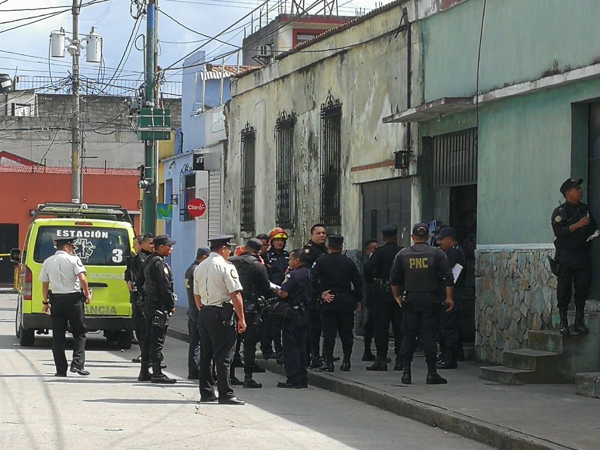 Un ataque armado ocurrió en la zona 1 capitalina que dejó dos muertos y un herido. (Foto Prensa Libre: Óscar Rivas)