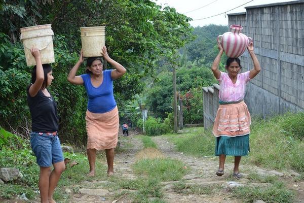 Mujeres de  la comunidad Pomorrosal, San Felipe, Retalhuleu, acarrean agua. (Foto Prensa Libre: Jorge Tizol)