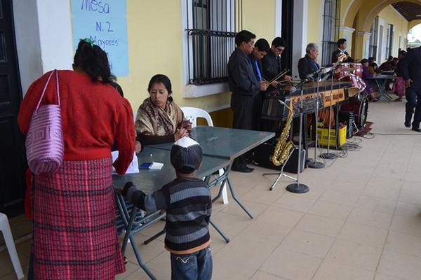 Vecina de San Francisco El Alto firma el listado luego de emitir su voto. (Foto Prensa Libre: Édgar Domínguez). <br _mce_bogus="1"/>