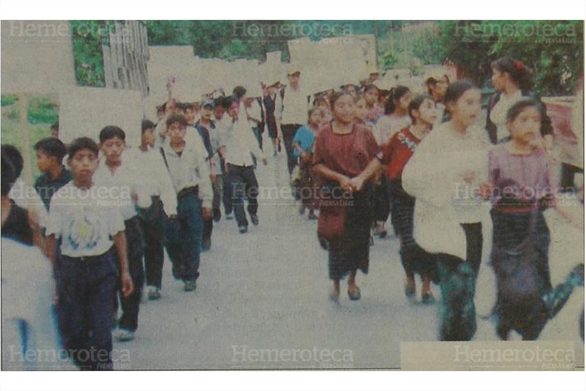 Niños y vecinos de la aldea Pueblo Viejo, San Sebastián en caminata como rechazo a la violencia en Huehuetenango. (Foto: Hemeroteca PL)