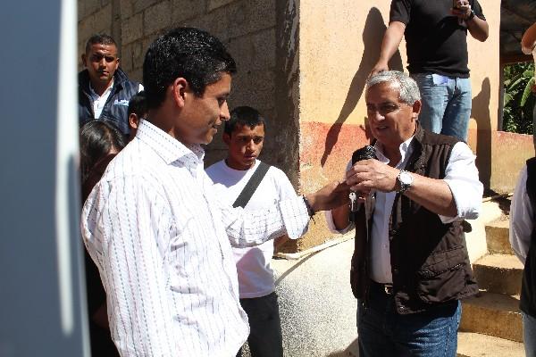 el presidente Otto Pérez Molina entrega las llaves de la  casa a Érick Barrondo, que le había prometido cuando ganó la medalla de plata olímpica.