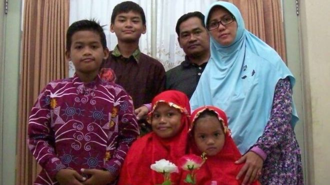 La familia que según la policía fue la responsable de los ataques del domingo en Indonesia. HANDOUT