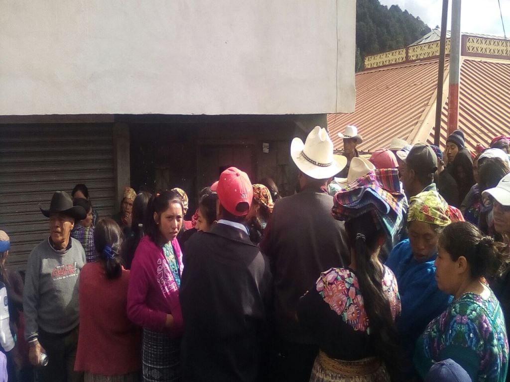 Vecinos se reúnen cerca del inmueble donde ocurrió el hallazgo, en Momostenango, Totonicapán. (Foto Prensa Libre: Édgar Domínguez).