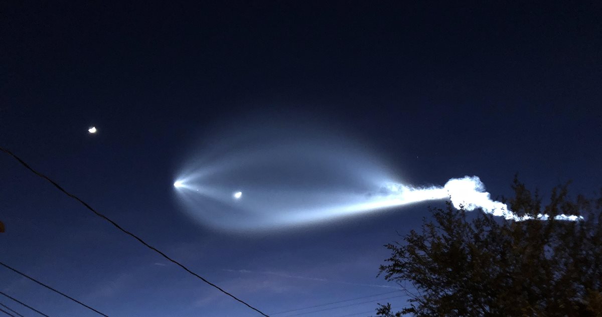 Lanzamiento de un cohete Falcon 9 SpaceX que transporta satélites para Iridium Communications desde la Base Aérea Vanderburg, visto desde Redondo Beach, California, EE. UU. (Foto Prensa Libre: EFE)