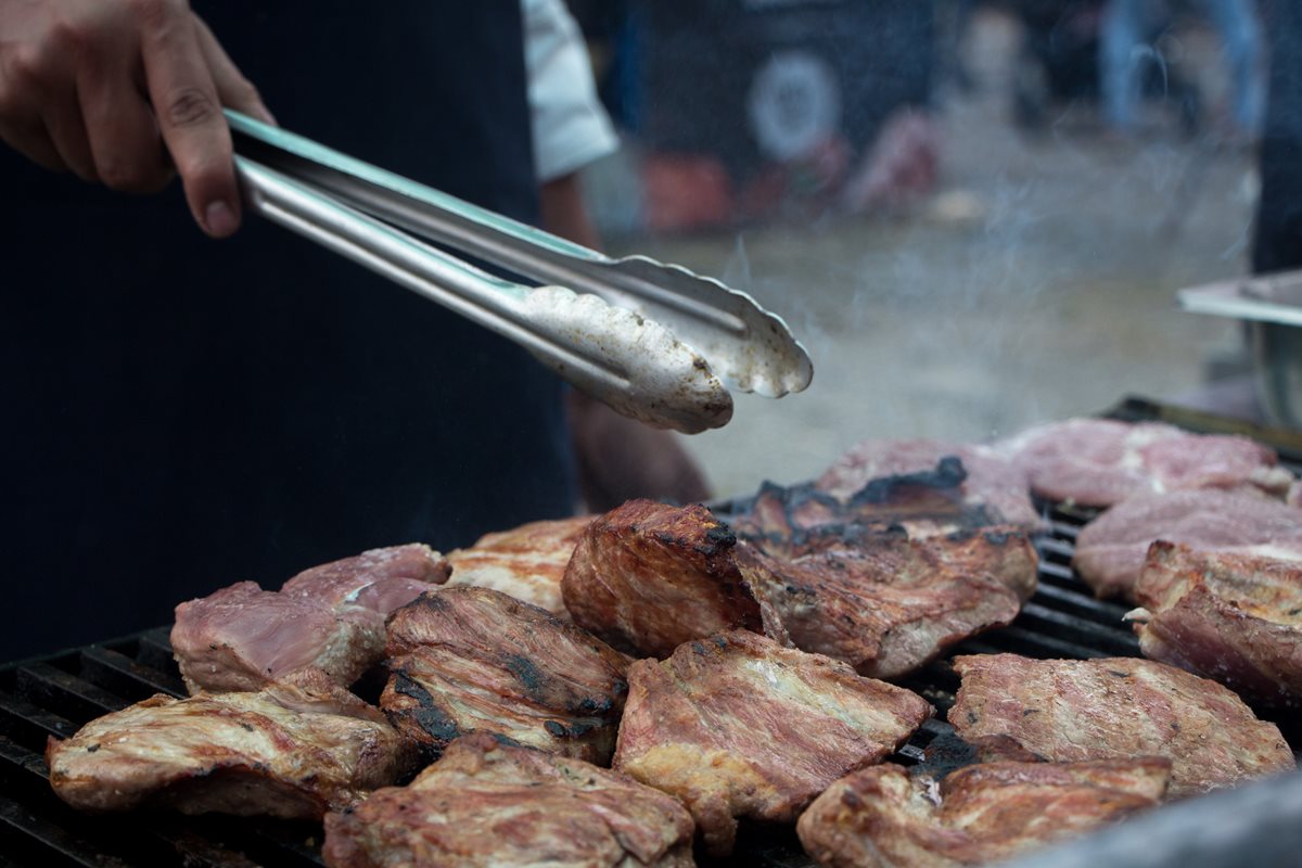 Carne de res, pollo, cerdo y costillas será parte de la variedad del evento. (Foto Prensa Libre: Cortesía Club Rotario Guatemala de La Ermita)