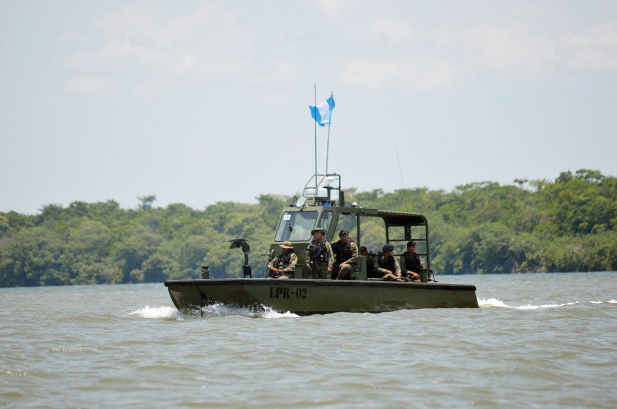 Una embarcación guatemalteca resguarda las aguas del río Sarstún, Livingston, Izabal. (Foto Prensa Libre: Dony Stewart)