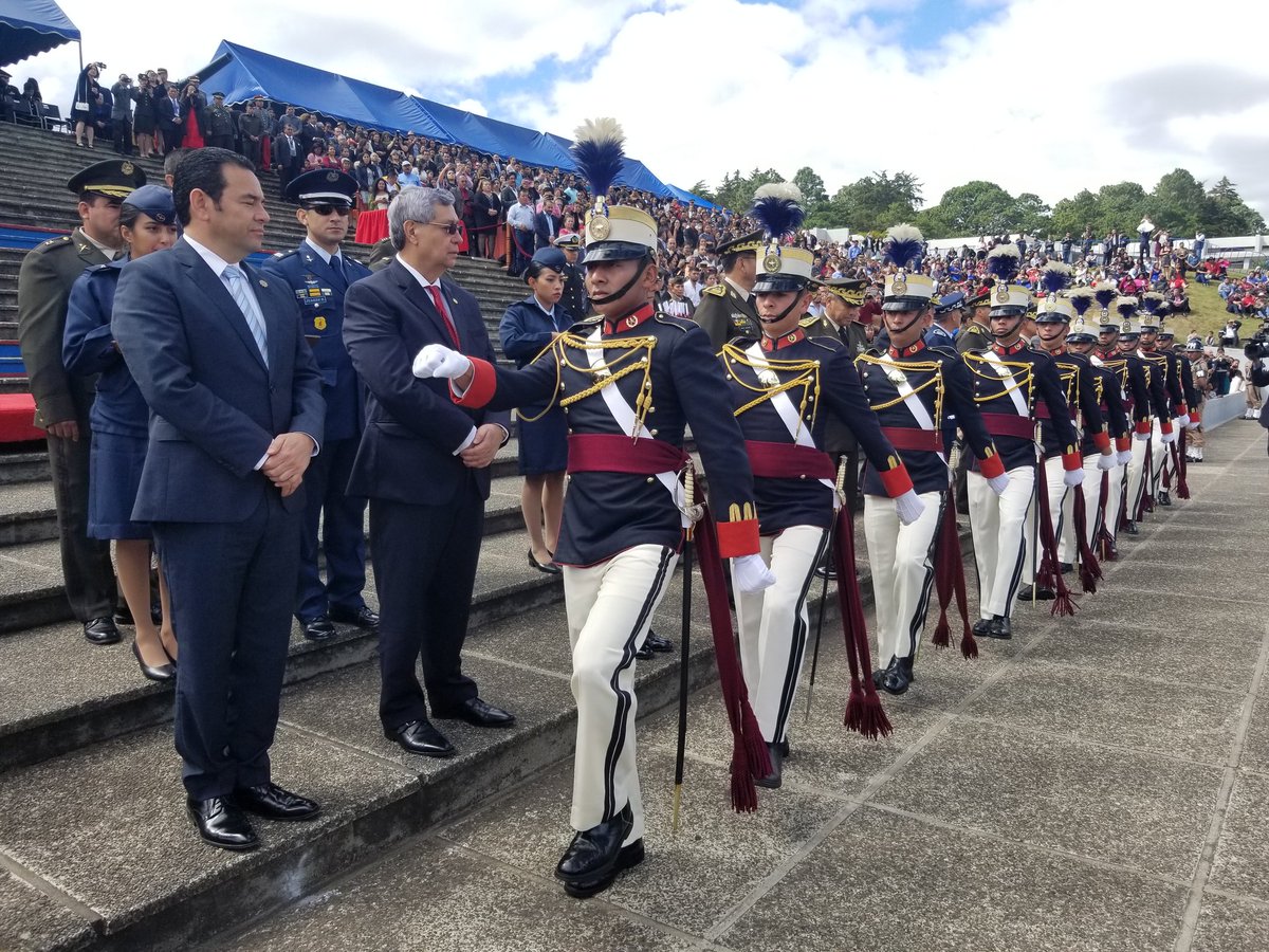 Imposición de premios a los cadetes graduados. (Foto Prensa Libre: Presidencia)