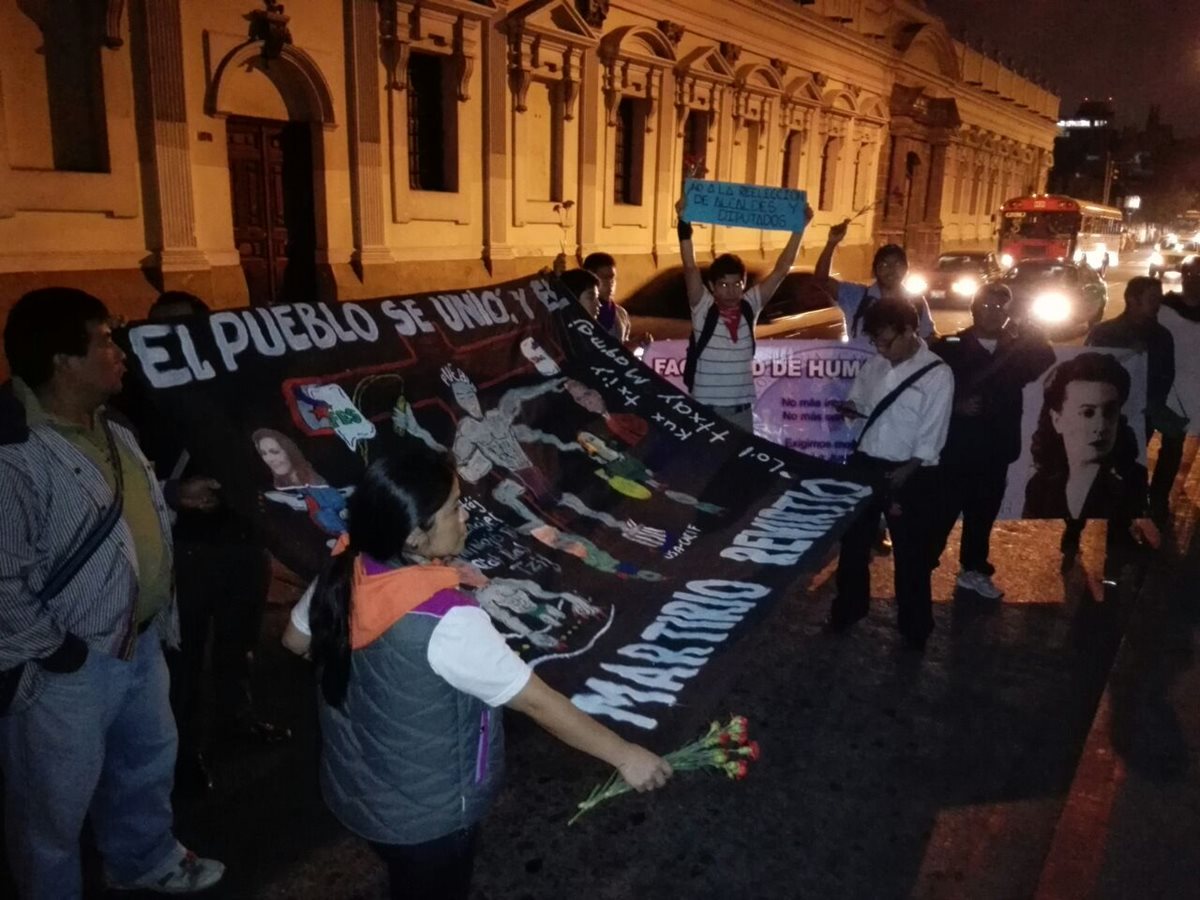 Estudiantes universitarios piden el retiro de inmunidad al Presidente Otto Pérez Molina. (Foto Prensa Libre: Estuardo Paredes)