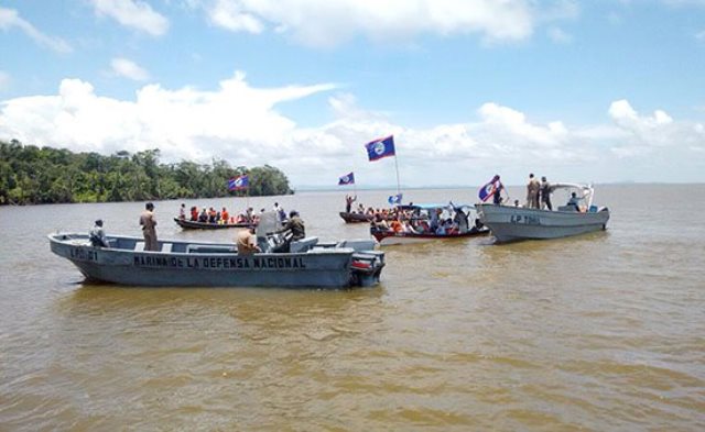 En agosto de 2015 varias embarcaciones beliceñas también incursionaron en aguas guatemaltecas. (Foto Prensa Libre: Hemeroteca PL)