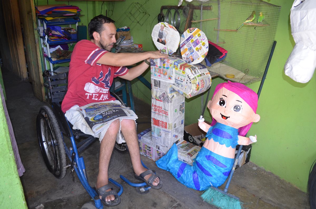 Gerardo Horacio Oliva se dedica a la elaboración de piñatas en su casa, en Retalhuleu, luego de haber quedado lisiado por una bala. (Foto Prensa Libre: Jorge Tizol)