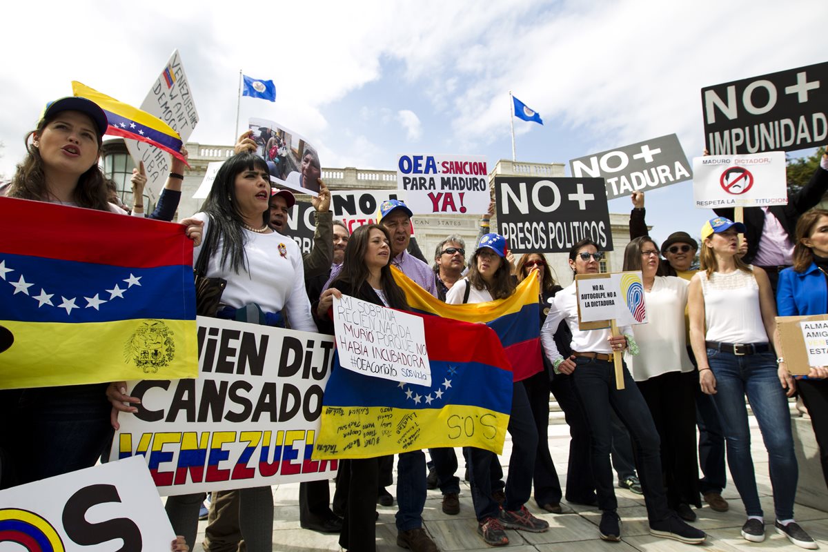 Manifestantes exigen fin del mandato de Maduro. (Foto Prensa Libre: AP)