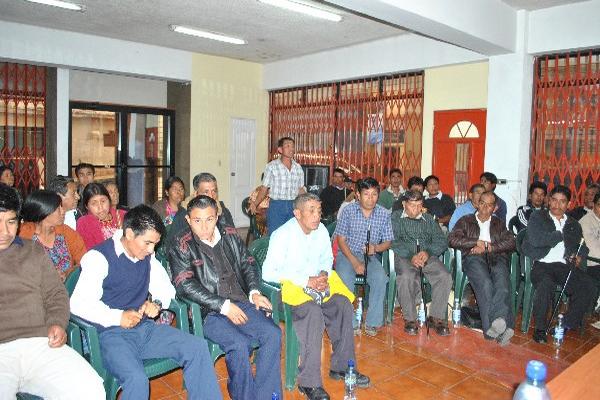 Mesa de negociación entre autoridades de caserío Tuijalá y vecinos afectados.
