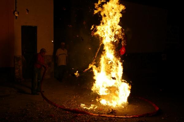 La quema del diablo se lleva a cabo cada 7 de diciembre a las 18 horas. (Foto Prensa Libre: Archivo)