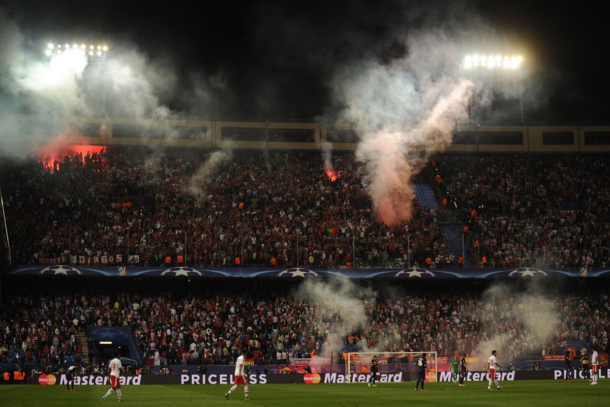 Los aficionados del Benfica celebraron el gol de su equipo frente al Atlético de Madrid con fuegos artificiales. (Foto Prensa Libre: AFP)