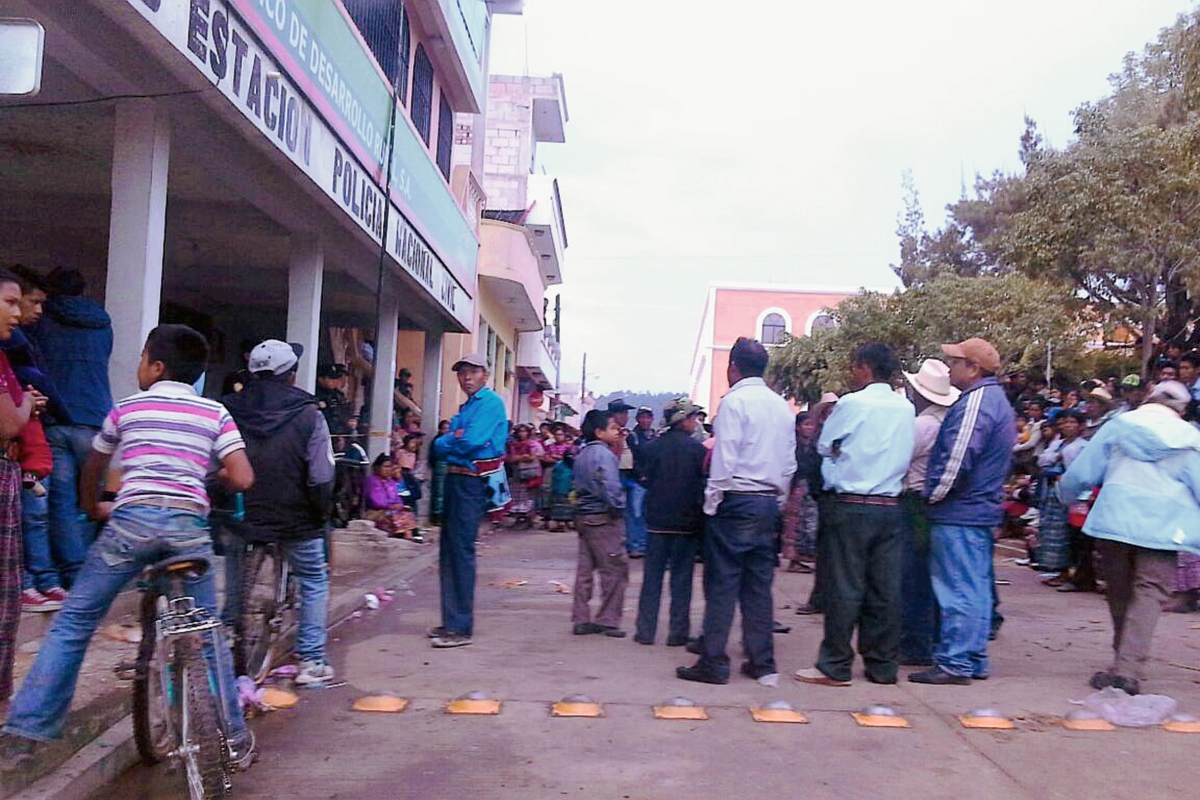 Los pobladores se reunieron frente a la Municipalidad de Santa Lucía La Reforma, Totonicapán. (Foto Prensa Libre: Édgar Domínguez)