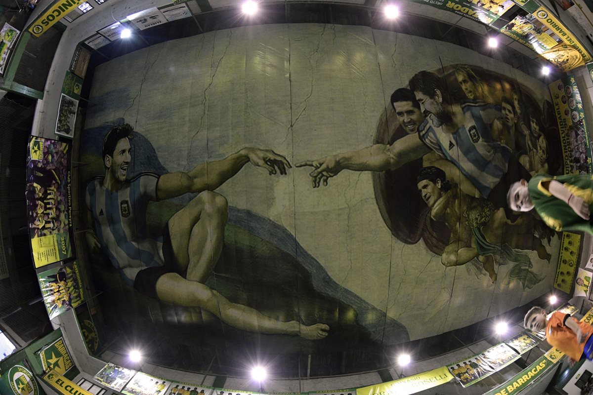 El mural es la versión en futbol de la obra Michelangelo. (Foto Prensa Libre: AFP)