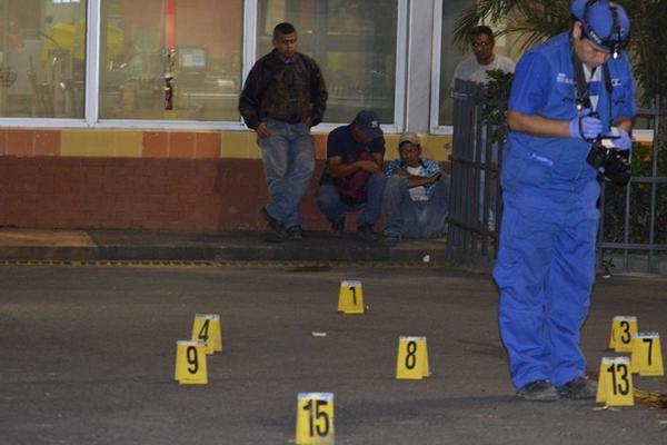 Peritos del Ministerio Público recaban información de crimen en Teculután, Zacapa. (Foto Prensa Libre: Víctor Gómez)<br _mce_bogus="1"/>
