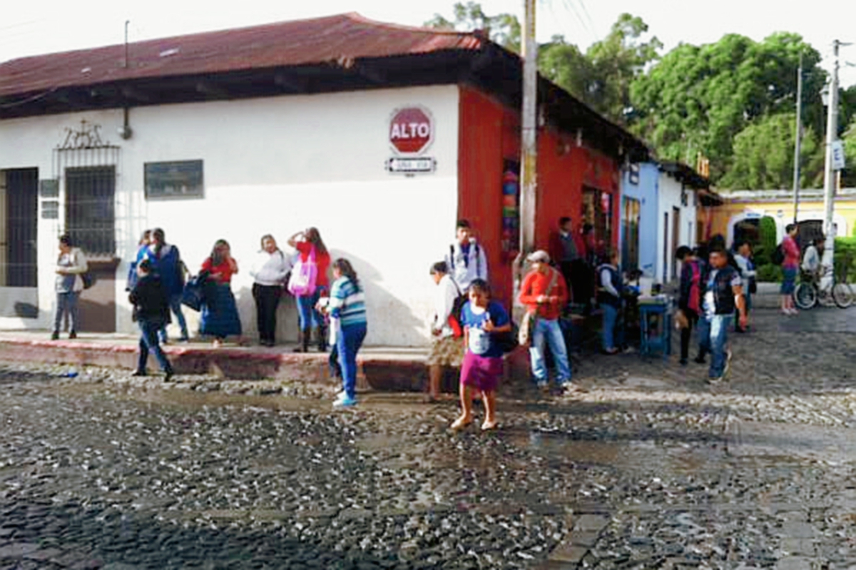 Vecinos de Antigua Guatemala en sobre la alamdeda Santa Lucía y séptima calle buscan medios de transporte alternativo (Foto Prensa Libre: Miguel López)